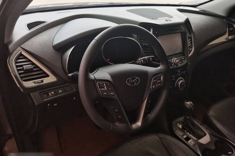 Used Hyundai Santa Fe 2013 Revised Version 2.4L Automatic All-Wheel Drive Smart Type Interior 3