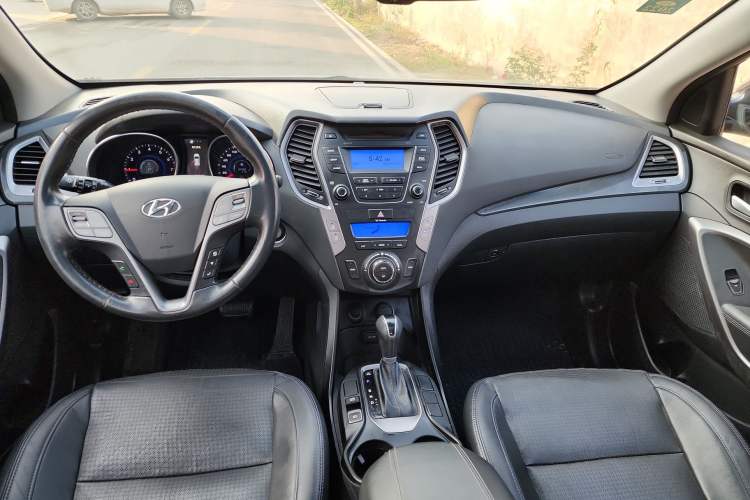 Used Hyundai Santa Fe 2013 2.4L Automatic Two-Wheel Drive Smart Version Interior 3