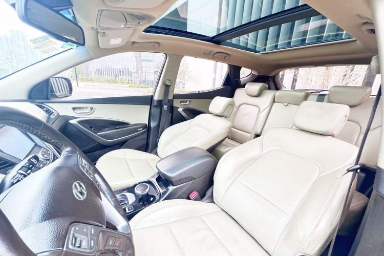 Used Hyundai Santa Fe 2013 Revised Version 2.4L Automatic All-Wheel Drive Luxury Trim Interior 4