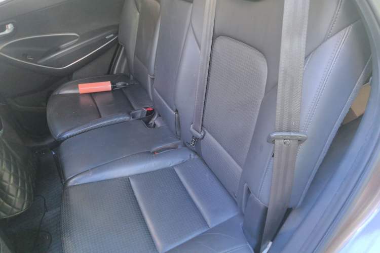 Used Hyundai Santa Fe 2013 2.4L Automatic Two-Wheel Drive Smart Version Interior 4