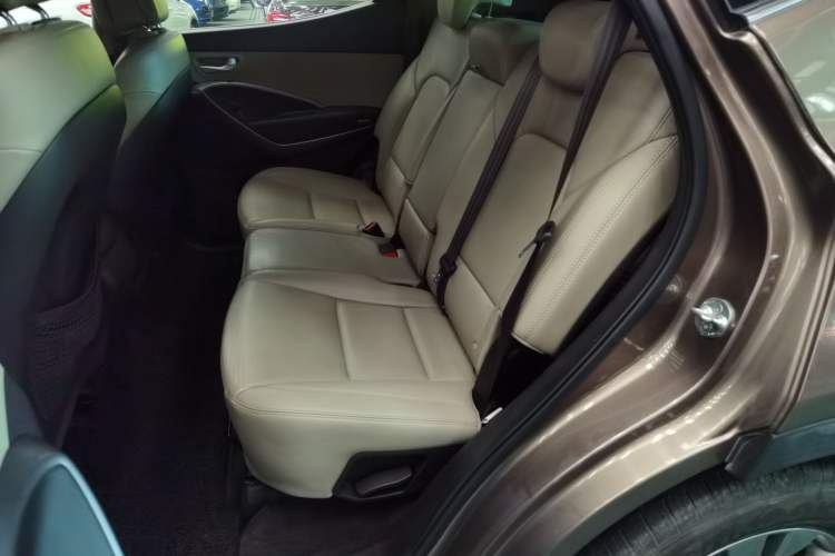 Used Hyundai Santa Fe 2013 2.0T Automatic Two-Wheel Drive Fashion Edition Interior 4