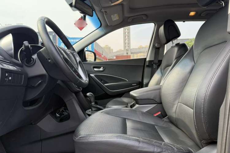Used Hyundai Santa Fe 2013 2.4L Automatic Two-Wheel Drive Smart Version Interior 4