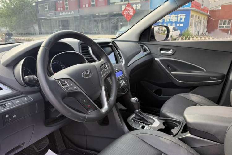 Used Hyundai Santa Fe 2013 2.4L Automatic Two-Wheel Drive Smart Version Interior 5