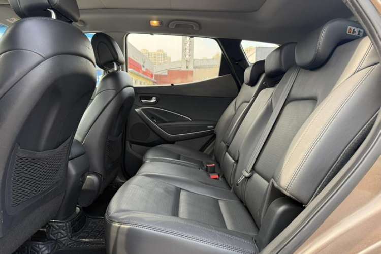 Used Hyundai Santa Fe 2013 2.4L Automatic Two-Wheel Drive Smart Version Interior 6