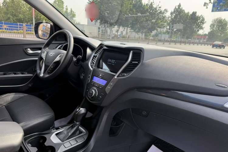 Used Hyundai Santa Fe 2013 2.4L Automatic Two-Wheel Drive Smart Version Interior 7