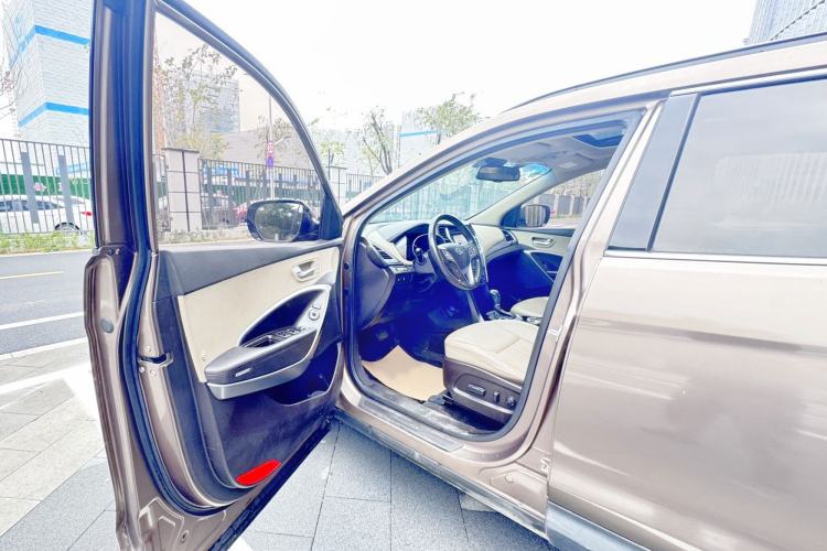 Used Hyundai Santa Fe 2013 Revised Version 2.4L Automatic All-Wheel Drive Luxury Trim Interior 8