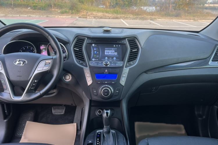 Used Hyundai Santa Fe 2013 2.4L Automatic Two-Wheel Drive Smart Version Interior 8