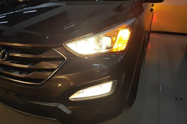 Used Hyundai Santa Fe 2013 2.4L Automatic 4x4 Comfort Edition Left Front Headlight