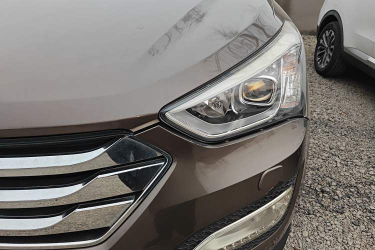 Used Hyundai Santa Fe 2013 2.4L Automatic Two-Wheel Drive Smart Version Left Front Headlight