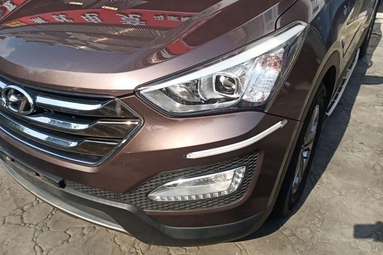 Used Hyundai Santa Fe 2013 2.4L Automatic Two-Wheel Drive Smart Version Left Front Headlight