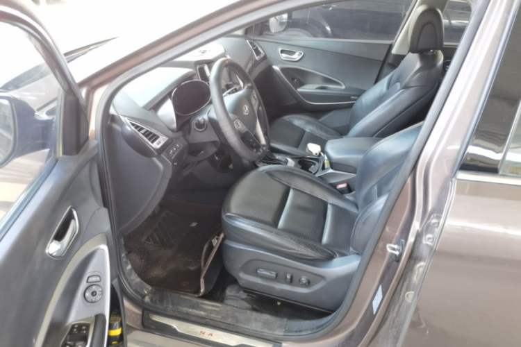 Used Hyundai Santa Fe 2013 2.4L Automatic Two-Wheel Drive Smart Version Left Front Seat