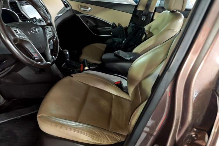 Used Hyundai Santa Fe 2013 2.4L Automatic Two-Wheel Drive Smart Version Left Front Seat