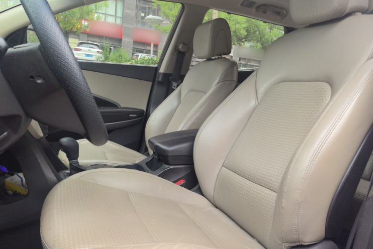 Used Hyundai Santa Fe 2013 2.4L Automatic 4x4 Smart Version Left Front Seat