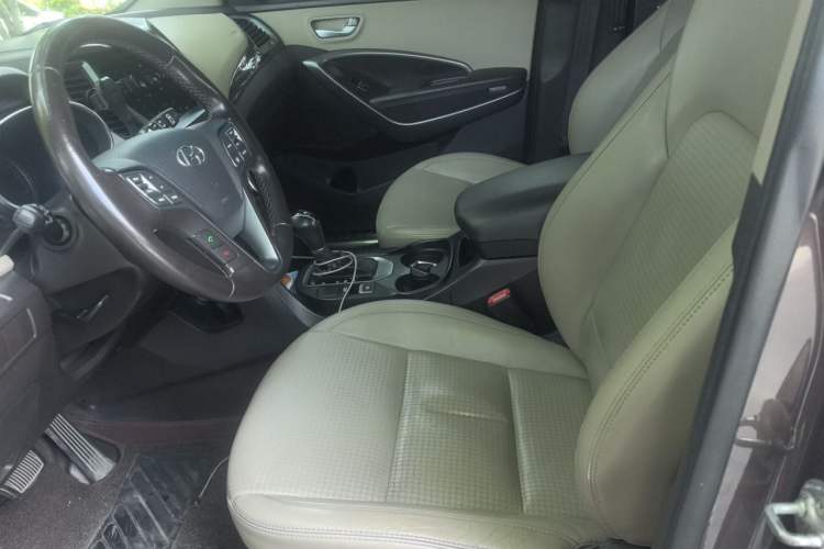 Used Hyundai Santa Fe 2013 2.4L Automatic Two-Wheel Drive Smart Version Left Front Seat