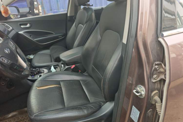 Used Hyundai Santa Fe 2013 2.4L Automatic Two-Wheel Drive Smart Version Left Front Seat