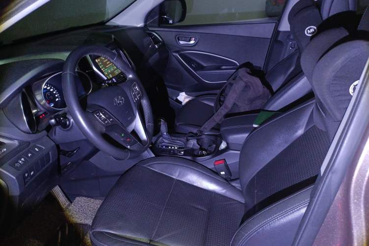 Used Hyundai Santa Fe 2013 2.4L Automatic Two-Wheel Drive Smart Version Left Front Seat