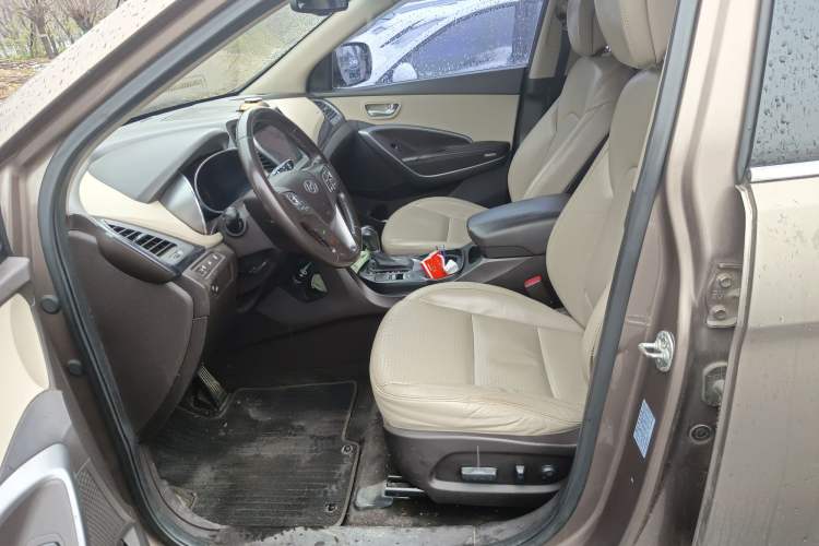 Used Hyundai Santa Fe 2013 2.4L Automatic Two-Wheel Drive Smart Version Left Front Seat