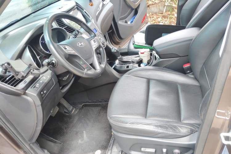 Used Hyundai Santa Fe 2013 2.4L Automatic Two-Wheel Drive Smart Version Left Front Seat