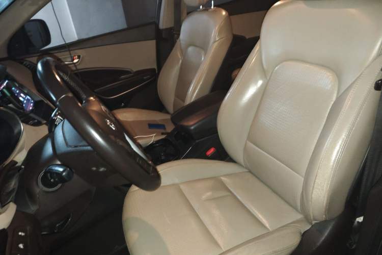 Used Hyundai Santa Fe 2013 2.4L Automatic 4x4 Smart Version Left Front Seat