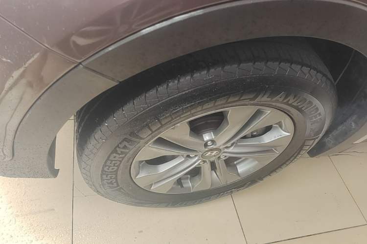 Used Hyundai Santa Fe 2013 2.4L Automatic Two-Wheel Drive Smart Version Left Front Wheel Hub