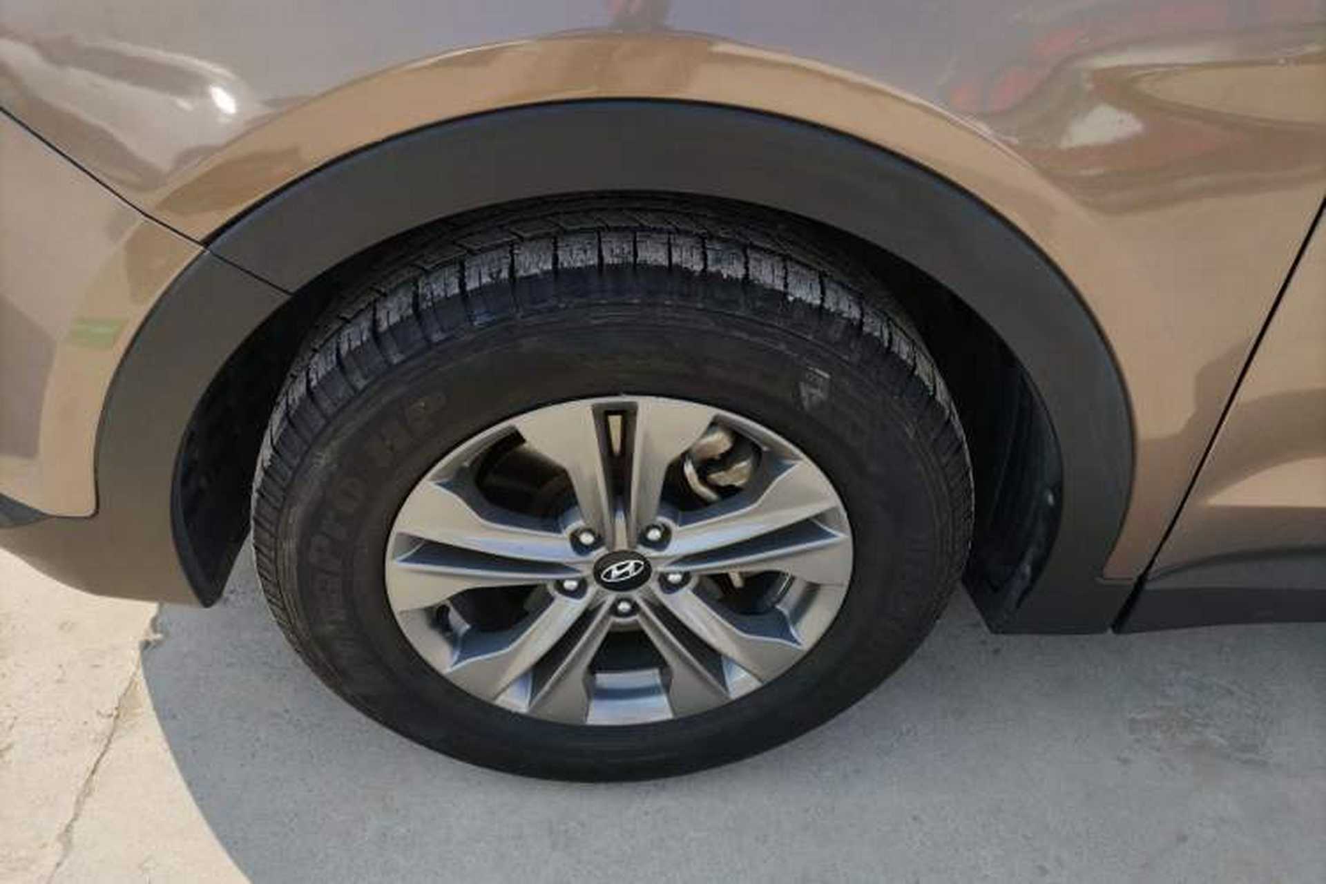 Used Hyundai Santa Fe 2013 2.4L Automatic Two-Wheel Drive Smart Version Left Front Wheel Hub