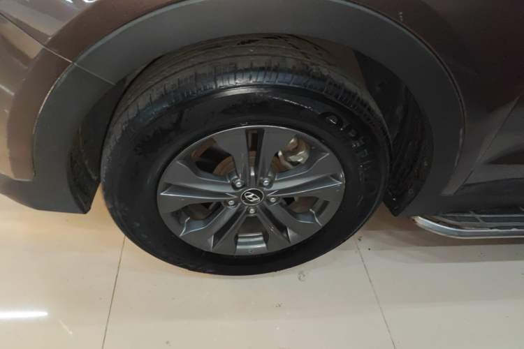 Used Hyundai Santa Fe 2013 2.4L Automatic 4x4 Comfort Edition Left Front Wheel Hub
