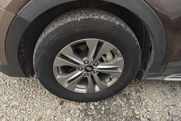 Used Hyundai Santa Fe 2013 2.4L Automatic Two-Wheel Drive Smart Version Left Front Wheel Hub
