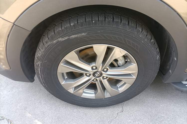 Used Hyundai Santa Fe 2013 2.4L Automatic Two-Wheel Drive Smart Version Left Front Wheel Hub