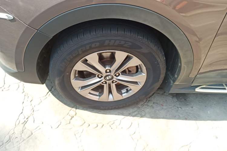 Used Hyundai Santa Fe 2013 2.4L Automatic Two-Wheel Drive Smart Version Left Front Wheel Hub