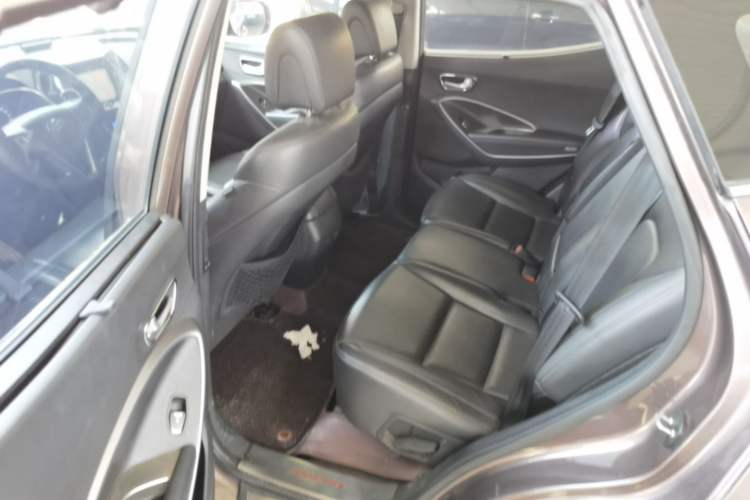 Used Hyundai Santa Fe 2013 2.4L Automatic Two-Wheel Drive Smart Version Left Rear Seat