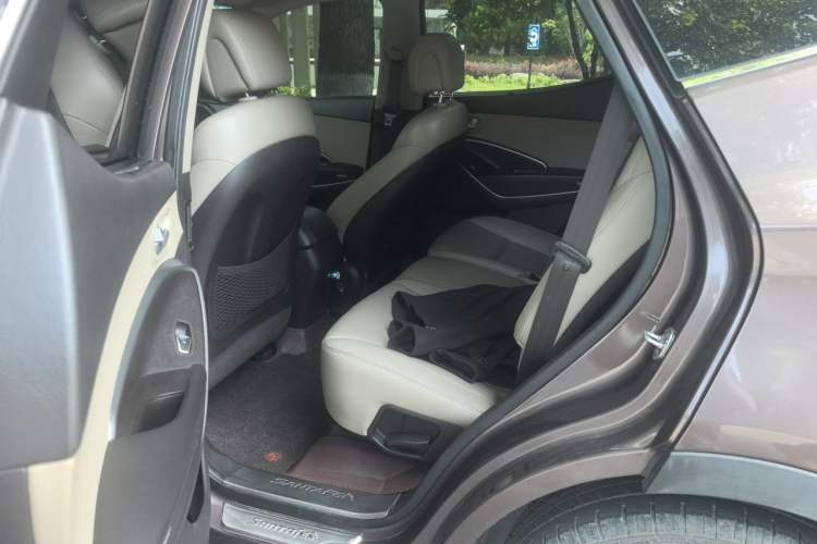 Used Hyundai Santa Fe 2013 2.4L Automatic Two-Wheel Drive Smart Version Left Rear Seat