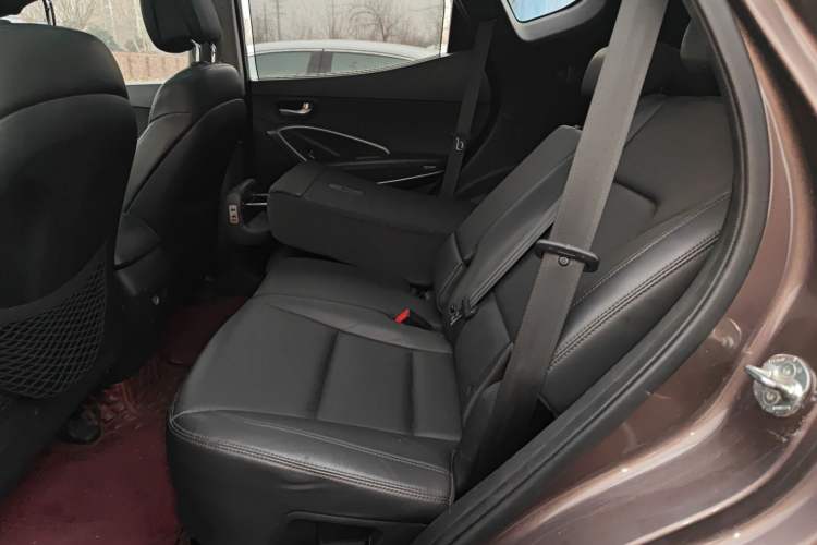 Used Hyundai Santa Fe 2013 2.4L Automatic Two-Wheel Drive Smart Version Left Rear Seat