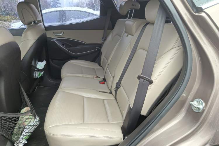 Used Hyundai Santa Fe 2013 2.4L Automatic Two-Wheel Drive Smart Version Left Rear Seat