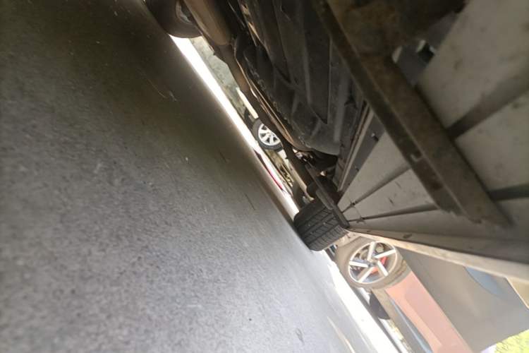 Used Hyundai Santa Fe 2013 2.4L Automatic Two-Wheel Drive Smart Version Left Side Sill