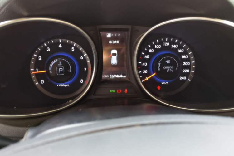 Used Hyundai Santa Fe 2013 2.4L Automatic Two-Wheel Drive Smart Version Odometer Close Up