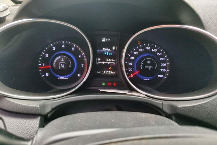 Used Hyundai Santa Fe 2013 Revised Version 2.4L Automatic All-Wheel Drive Luxury Trim Odometer Close Up
