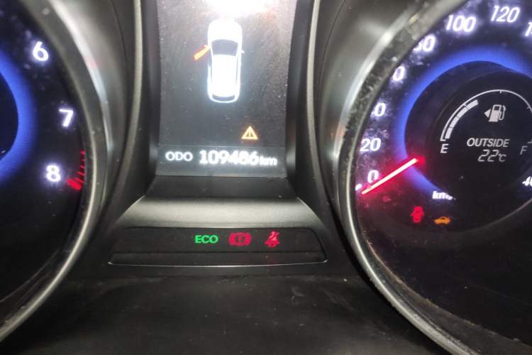 Used Hyundai Santa Fe 2013 2.4L Automatic Two-Wheel Drive Smart Version Odometer Close Up
