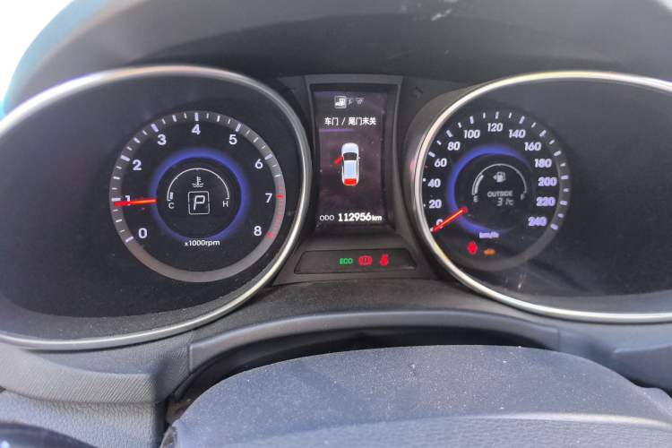 Used Hyundai Santa Fe 2013 2.4L Automatic Two-Wheel Drive Smart Version Odometer Close Up