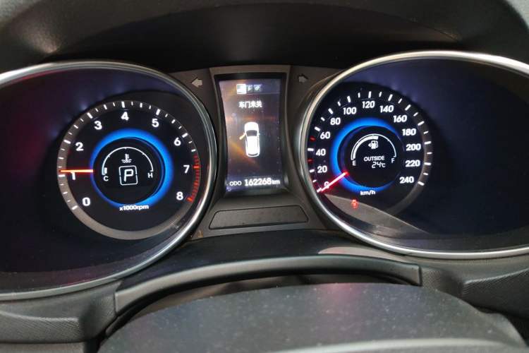 Used Hyundai Santa Fe 2013 2.4L Automatic Two-Wheel Drive Smart Version Odometer Close Up
