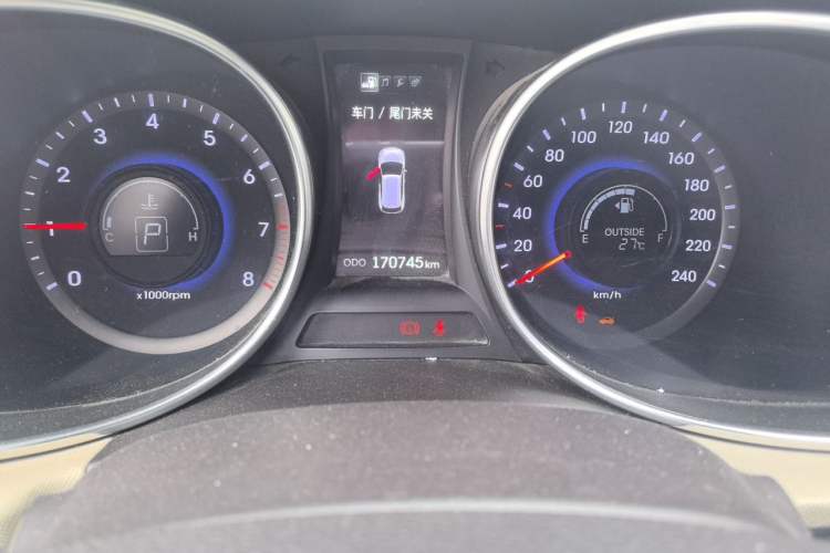 Used Hyundai Santa Fe 2013 2.4L Automatic 4x4 Smart Version Odometer Close Up