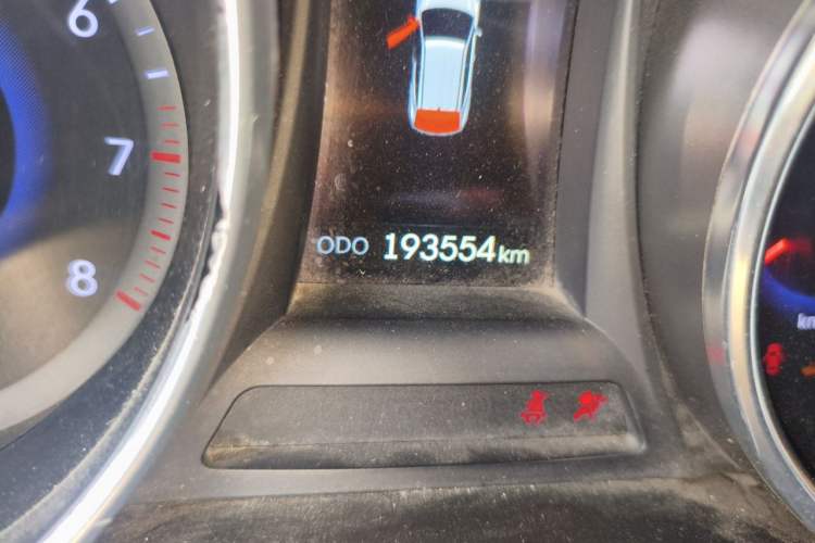 Used Hyundai Santa Fe 2013 2.0T Automatic All-Wheel Drive Top Trim Odometer Close Up
