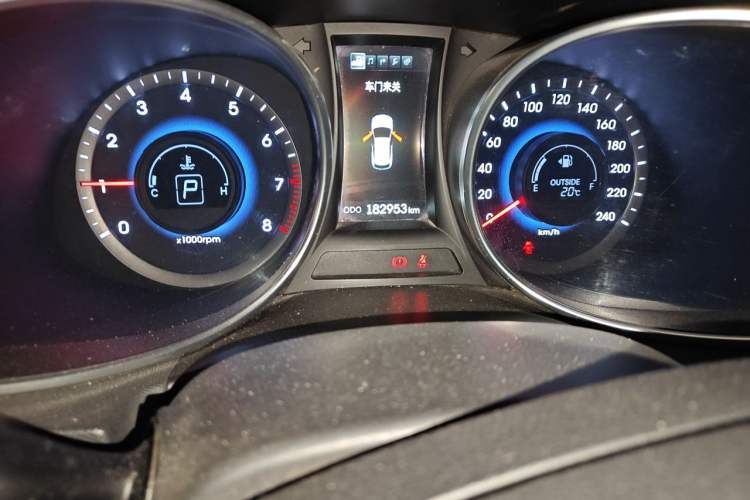 Used Hyundai Santa Fe 2013 2.4L Automatic 2WD Comfort Edition Odometer Close Up
