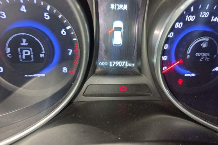 Used Hyundai Santa Fe 2013 2.0T Automatic All-Wheel Drive Top Trim Odometer Close Up