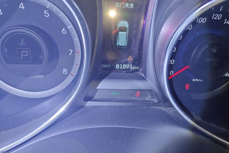 Used Hyundai Santa Fe 2013 2.4L Automatic 4x4 Prestige Edition Odometer Close Up