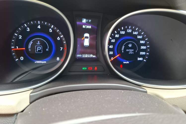 Used Hyundai Santa Fe 2013 2.4L Automatic Two-Wheel Drive Smart Version Odometer Close Up