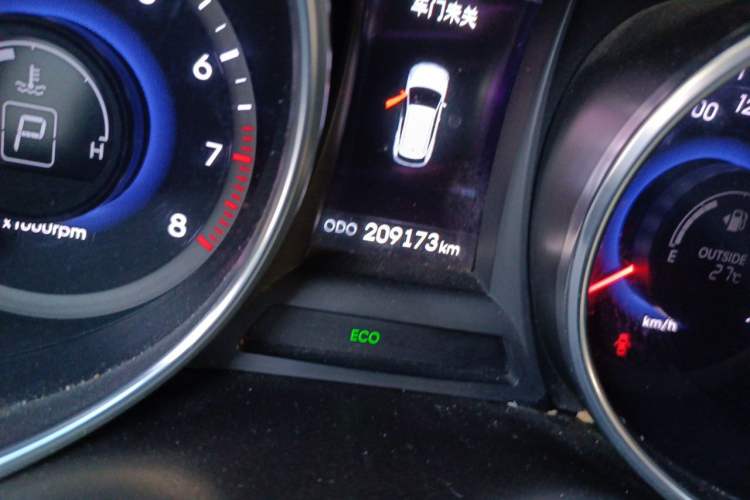 Used Hyundai Santa Fe 2013 2.4L Automatic 4x4 Prestige Edition Odometer Close Up