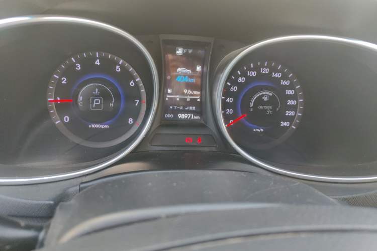 Used Hyundai Santa Fe 2013 Revised Version 2.4L Automatic All-Wheel Drive Luxury Trim Odometer Close Up