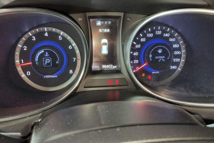 Used Hyundai Santa Fe 2013 2.4L Automatic Two-Wheel Drive Smart Version Odometer Close Up