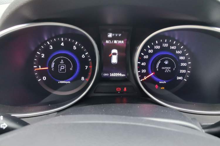 Used Hyundai Santa Fe 2013 2.0T Automatic All-Wheel Drive Prestige Version Odometer Close Up
