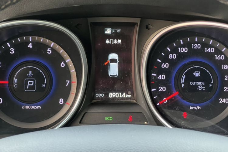 Used Hyundai Santa Fe 2013 2.4L Automatic Two-Wheel Drive Smart Version Odometer Close Up